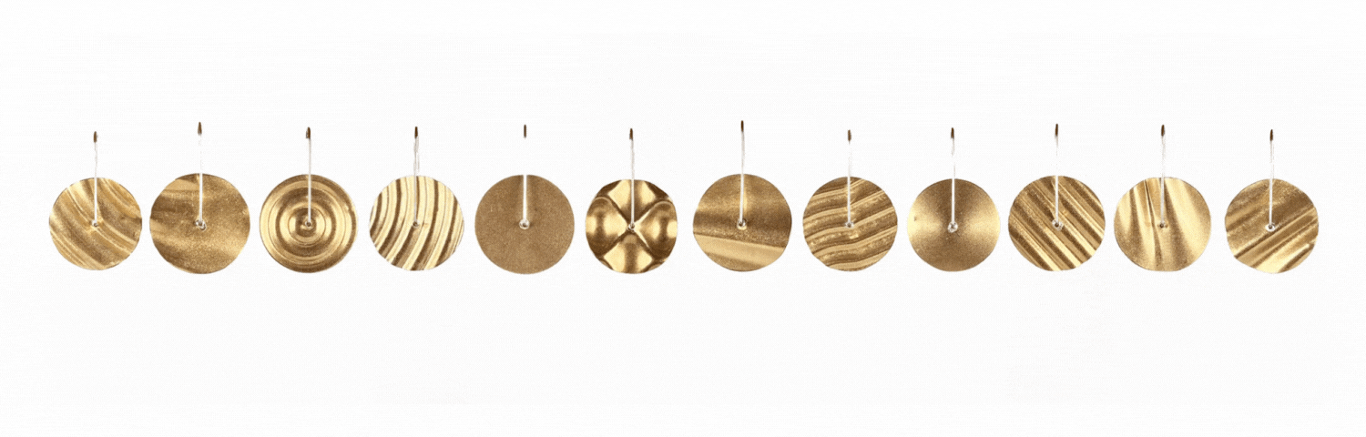 Doce diseños hechos por Rene Moreta de pantallas que dan vuelta en su axis. Hechas en latón y acero inoxidable. Es un video. A series of 12 earring designs crafted by Rene Moreta, made out of brass and stainless steel. Its moving image.